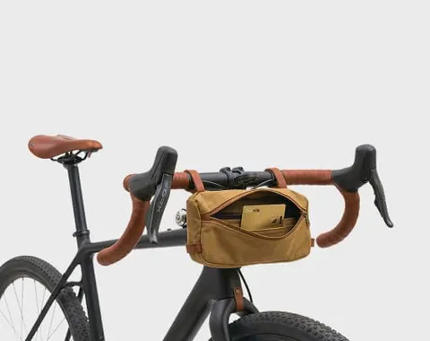 Cart&atilde;o Ondrela dourado numa bolsa de guiador de bicicleta