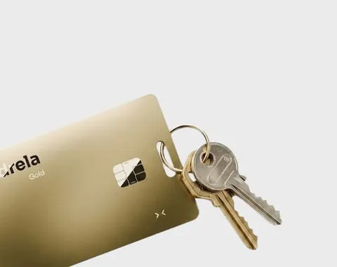 Cart&atilde;o Ondrela dourado preso a um porta-chaves