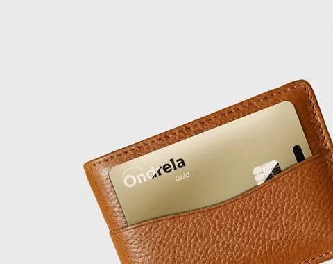 Cart&atilde;o Ondrela dourado na ranhura de uma carteira de couro